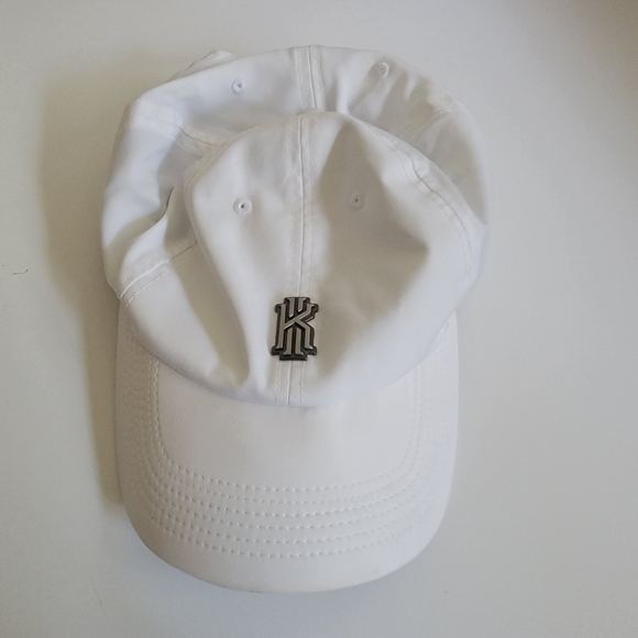NIKE 2017 Adult Heritage 86 Kyrie Irving Adjustable Cap/Hat-White AA3926-100